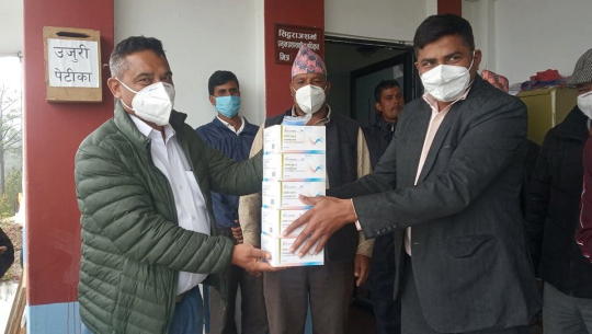 डडेल्धुराका स्थानीय तहलाई आरडिटी किट वितरण गर्दै नेकपा