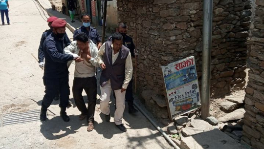 बाजुरामा मदिरा सेवन गरेर होहल्ला गर्ने वडाअध्यक्षसहित दुई जना पक्राउ