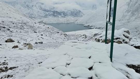 खुम्बुमा असोजमै हिमपात