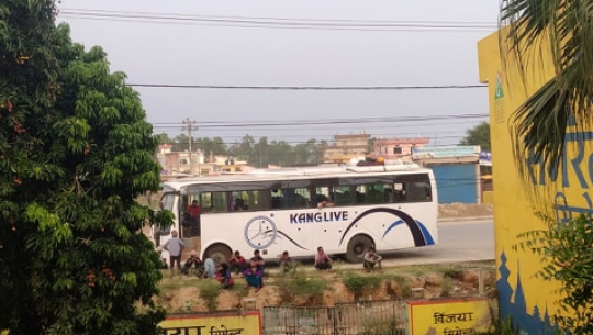 भारतबाट फर्किएका मजदुर बोकेका बस ठाउँ–ठाउँमा रोक्दा जोखिम बढ्यो