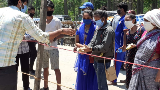 सांसदको सहयोगमा बोलन्या थलीद्धारा नाकामा फलफूल वितरण