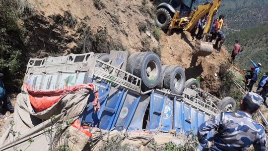 डडेल्धुरामा दुर्घटनाग्रस्त अवस्थामा ट्रक फेला, चालकको मृत्यु