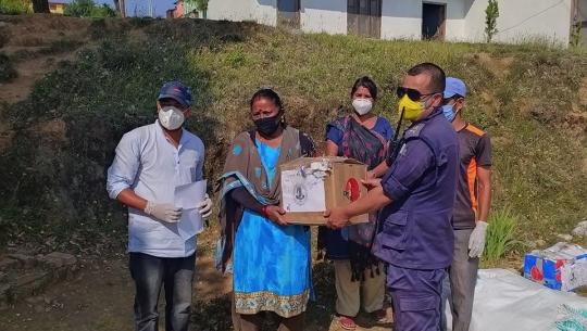डडेल्धुराका स्थानीय तह र स्वास्थ्य संस्थालाई स्वास्थ्य सामग्री सहयोग