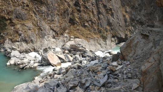 महाकाली थुनेरै सडक निर्माण गर्दा नेपालतिरको बाटोमा क्षति