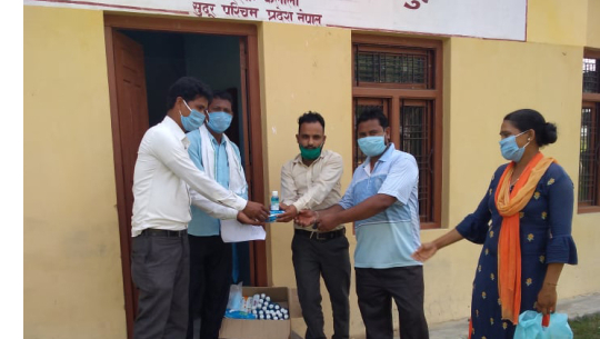 गौरीगंगा नगरपालिका ११ को वडा कार्यालयलाई स्वास्थ्य सामाग्री हस्तान्तरण