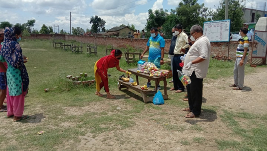 धनगढीका व्यवसायीद्वारा क्वारेन्टाइनमा बस्नेहरुलाई सहयोग