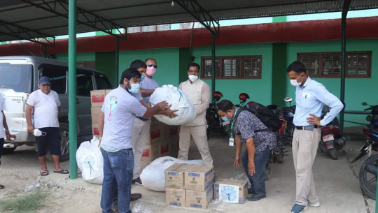 हिमानी ट्रष्टद्वारा धनगढी उपमहानगरपालिकालाई स्वास्थ्य सामग्री हस्तान्तरण