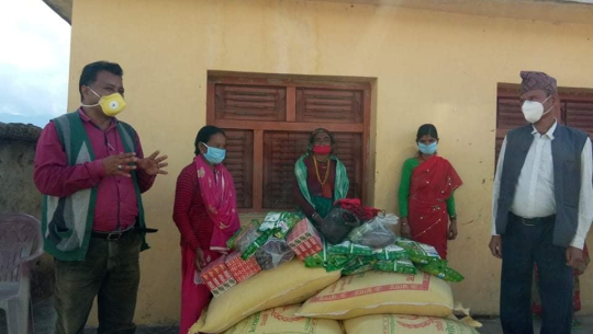 डोटीका क्वारेन्टिनमा बस्नेहरुलाई खाद्यान्न सहयोग