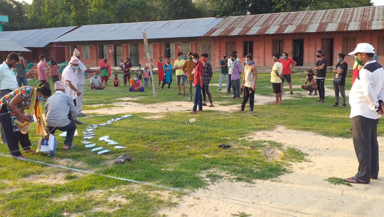 धनगढीमा सामुदायिक वनद्वारा स्वास्थ्य सामग्री वितरण