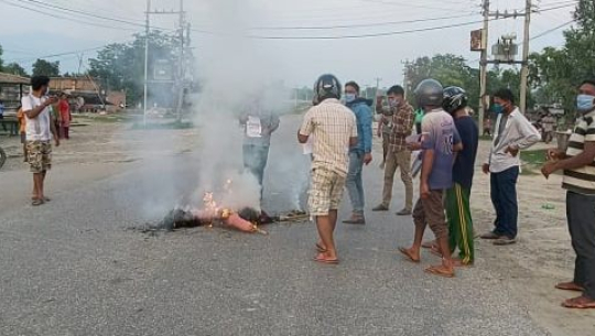 कैलालीमा सरिता गिरीको पुत्ला दहन