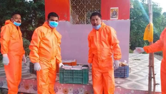 धनगढीको शक्ति युवा क्लब क्वारेन्टिनमा खाना खुवाउदै