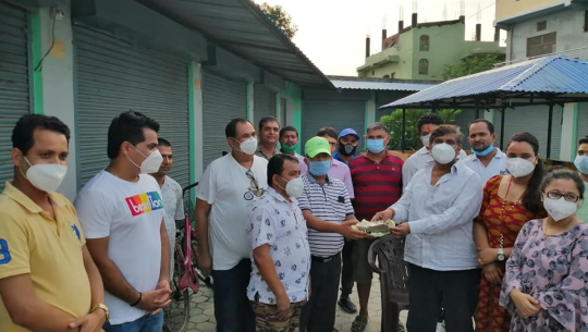 धनगढीका होलसेल व्यवसायीद्वारा पीसीआर मेसिनका लागि २ लाख १९ हजार सहयोग