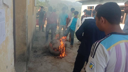 डडेल्धुरामा क्वारेन्टिनमा बसेकाको रिपोर्ट नआई घर पठाएको भन्दै वडा कार्यालय घेराउ