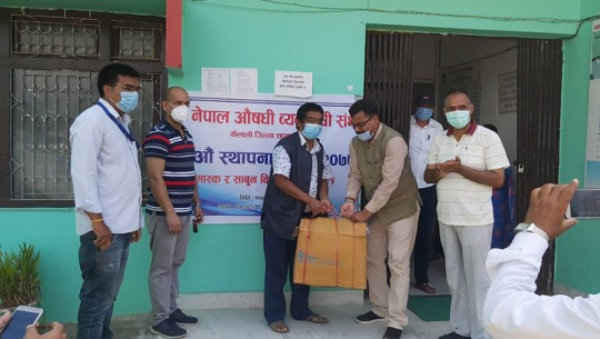 एनसीडिए कैलालीद्वारा क्वारेन्टिनमा बसेकाहरुका लागि सरसफाई सामग्री सहयोग