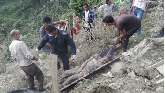 धनगढीबाट बझाङ जाँदै गरेको ट्रक दुर्घटनामा एक जनाको मृत्यु(अपडेट)