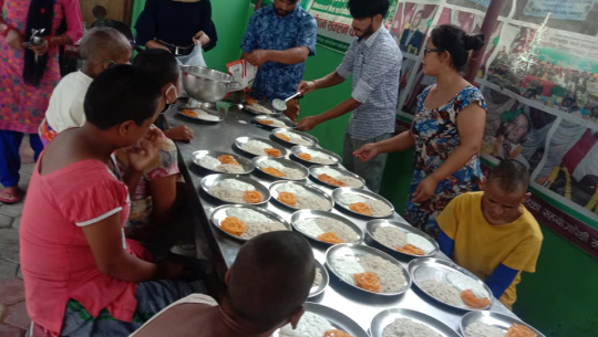 असार १५ र जन्म दिनको अवसरमा मानव सेवा आश्रममा दही चिउरा