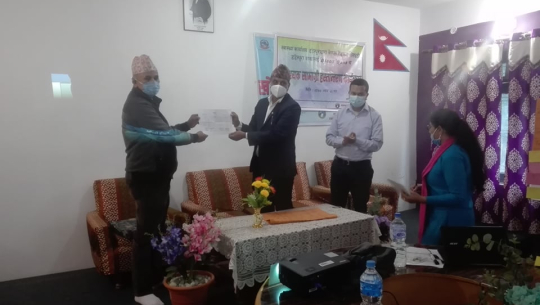स्वास्थ्य कार्यालय डडेल्धुराद्वारा रक्त सञ्चार केन्द्रलाई आवश्यक सामग्री सहयोग