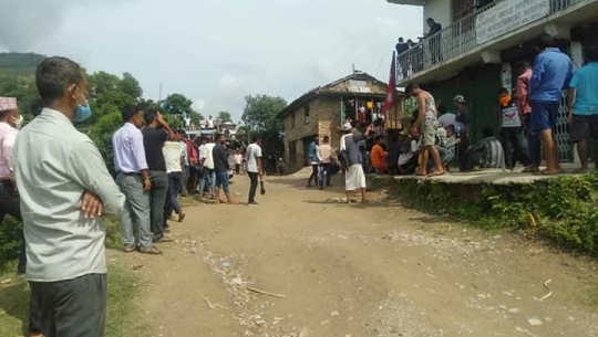 अछाममा कोरोना संक्रमितद्वारा प्रदर्शन, झुटो बोलेर घर पठाएको भन्दै गाउँपालिका घेराउ