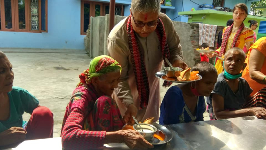 उद्योग वाणिज्य संघका सचिव पनेरुद्धारा जन्म दिनको अवसरमा आश्रममा खाजा सहयोग