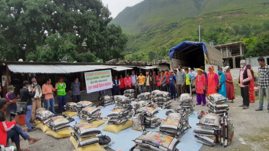 बझाङका पहिरो पीडितलाई ह्युमानिटी फाउण्डेसनद्वारा राहत वितरण