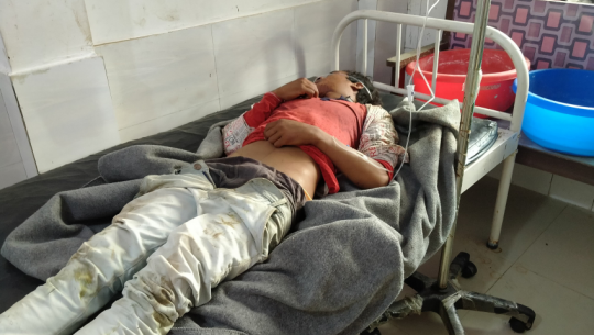 बैतडीमा भीरबाट लडेर घाइते भएका सुरेन्द्रको उपचारका लागि चन्दद्वारा सहयोग