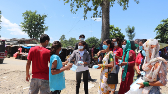 छोरीको जन्मदिनमा युके निवासी दम्पत्तीद्वारा मास्क वितरण