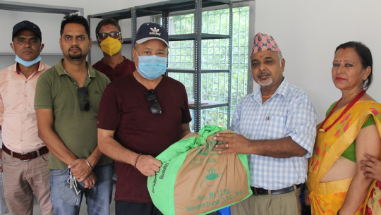 दाहाल प्रतिष्ठानद्वारा धनगढीको कपडा बैँकलाई सहयोग