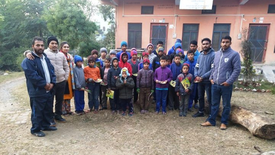 छोराको जन्मदिनको अवसरमा अनाथ बालबालिकालाई शैक्षिक सामाग्री
