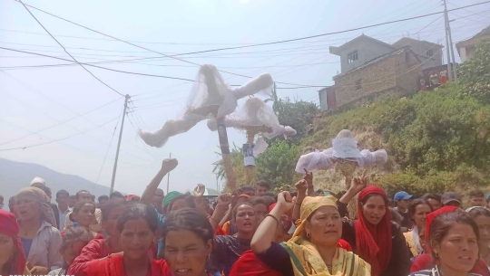 अछामका किशोर मृत्यु प्रकरण: नगर प्रमुख र डिएसपीको पुतला दहन