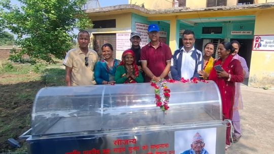 स्वर्गीय साईचे सुनारको सम्झनामा गोदावरी स्वास्थ्य केन्द्रलाई शव चिस्यान यन्त्र हस्तान्तरण