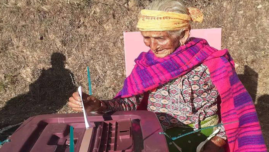 बैतडीमा ११३ वर्षीया वृद्धाले गरिन् मतदान 