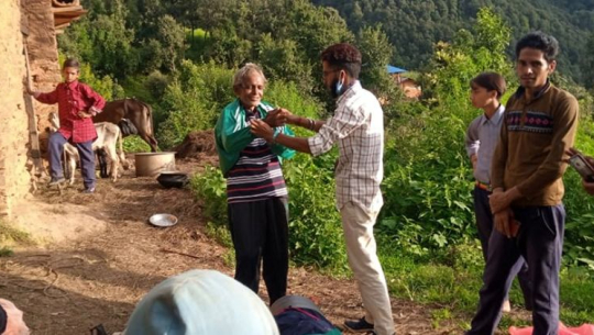 घनघस्याको चिसो लेकमा देखिएका नाङ्गा गोठाला परिवारलाई सहयोग