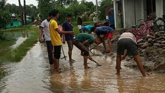 धनगढीको भगवती टोलमा नमस्ते युवा क्लबद्वारा नाला सफाई