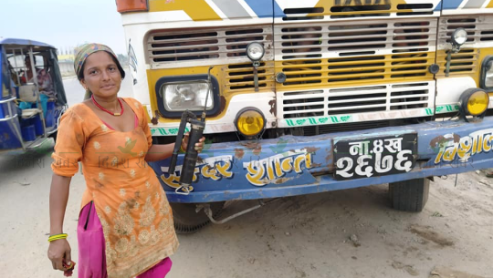 धनगढीमा सवारी साधनमा ग्रिसिङ गरेर चम्किँदै राधा