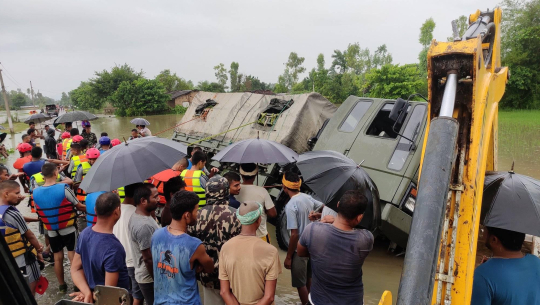 कैलालीमा सेनाको गाडी पल्टियो