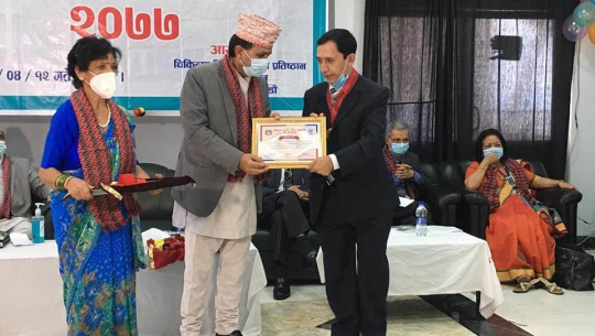 डाक्टर बिधान निधि पौडेललाई गोल्ड मेडल