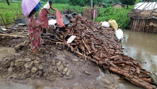 कैलालीमा आएको बाढीले अपांगता भएका व्यक्तिको घरबास नै बगायो