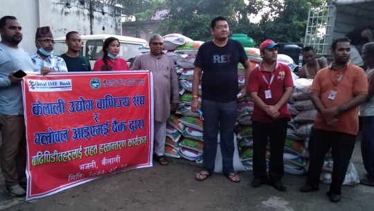 कैलालीका बाढी पिडीतलाई राहत
