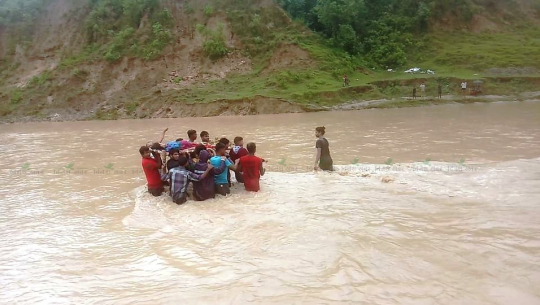 कैलालीको बर्दगोरियामा पुल नहुँदा सास्ती, जोखिम मोलेर नदी तर्दै स्थानीय