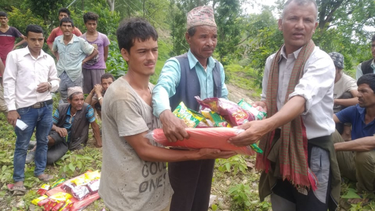 नेपाली काँग्रेस चुरेद्धारा पहिरो पीडितलाई राहत वितरण