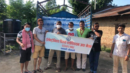 इलेक्ट्राेनिक्स डिलरद्वारा कैलालीका बाढी पिडीतलाई राहत