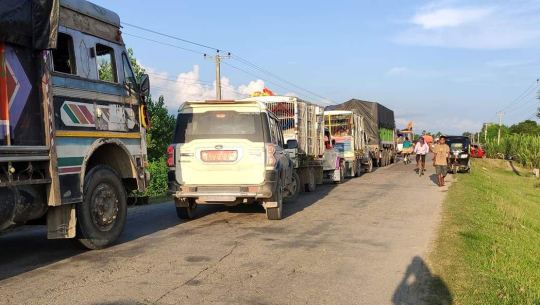 कैलालीमा सरकारी गाडीको दुर्घटना, पूर्वपश्चिम राजमार्गमा जाम