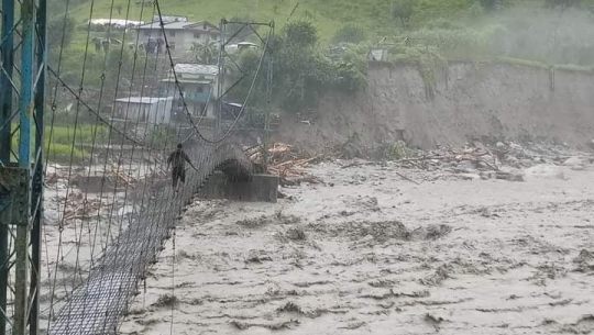 बाजुराको बूढीगङ्गाले झोलुङ्गे पुल बगाउँदा गाउँ सम्पर्कविहीन