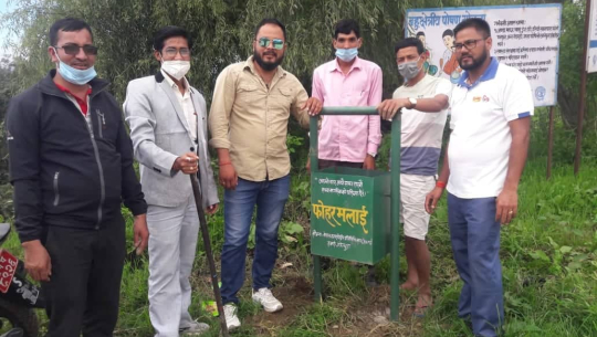 नेपाल बजार बिक्री प्रतिनिधि संघले डडेल्धुरा सदरमुकाममा डस्टविन राख्यो
