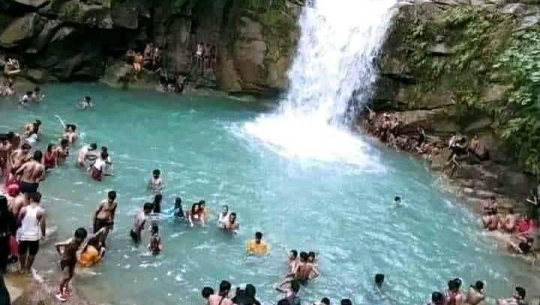 आन्तरिक पर्यटकले भरिभराउ छ कञ्चनपुरको बतासे झर्ना