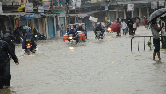 प्राकृतिक नाला र कुलोमाथि सडक बनाइएपछि डुब्छ धनगढी