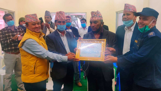 सम्झौता अगावै निर्माण सकेपछि डडेल्धुराका निर्माण व्यवसायी लोकेन्द्र गुरुङ सम्मानित