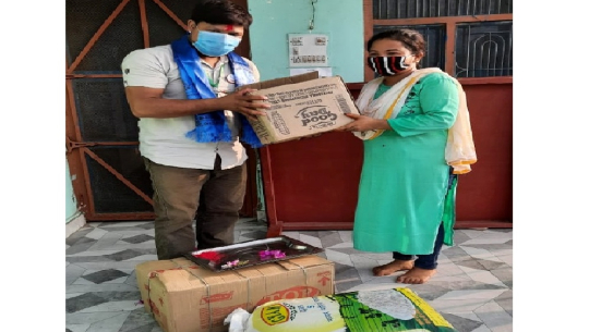 हेल्प फर ह्याप्पीनेसको मेडिकल टिमका सदस्य डा. जोशीद्धारा सहयोग