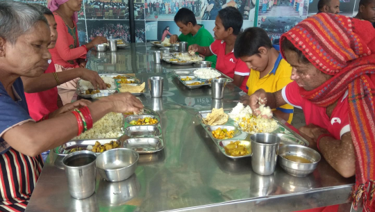पृतको सम्झनामा मानव सेवा आश्रमलाई सहयोग