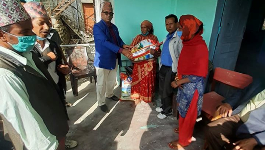 बीपी जयन्तीको अवसरमा कांग्रेस डडेल्धुराद्वारा विपन्न परिवारलाई सहयोग